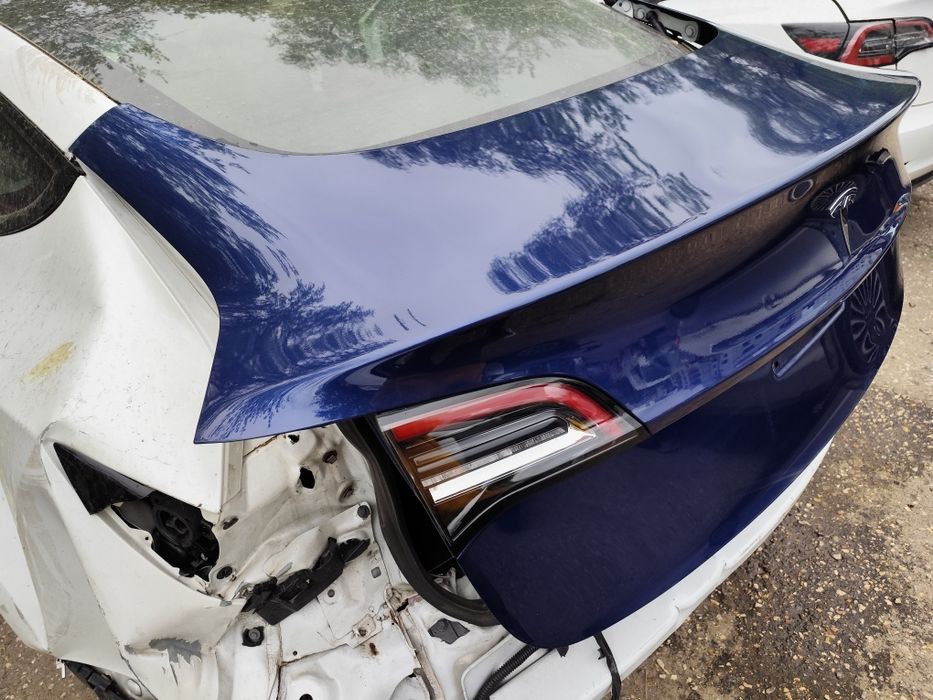 Кришка багажника (Ляда) М3 рест в колір/ Крышка багажника М3 рест