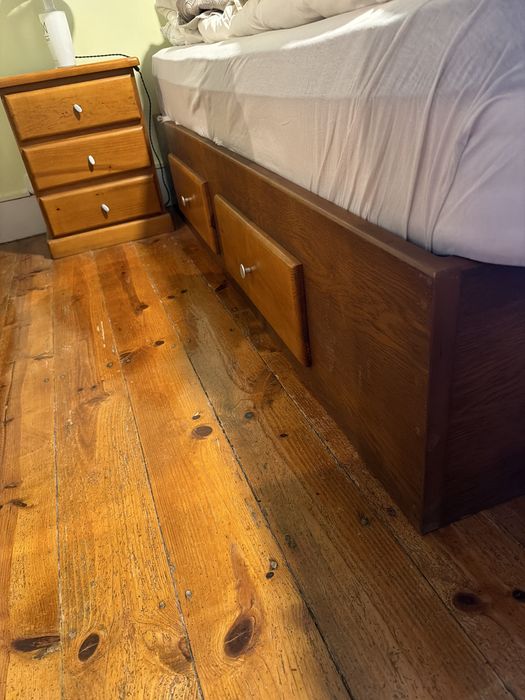 Cama corpo e meio e mesa de cabeceira madeira maciça