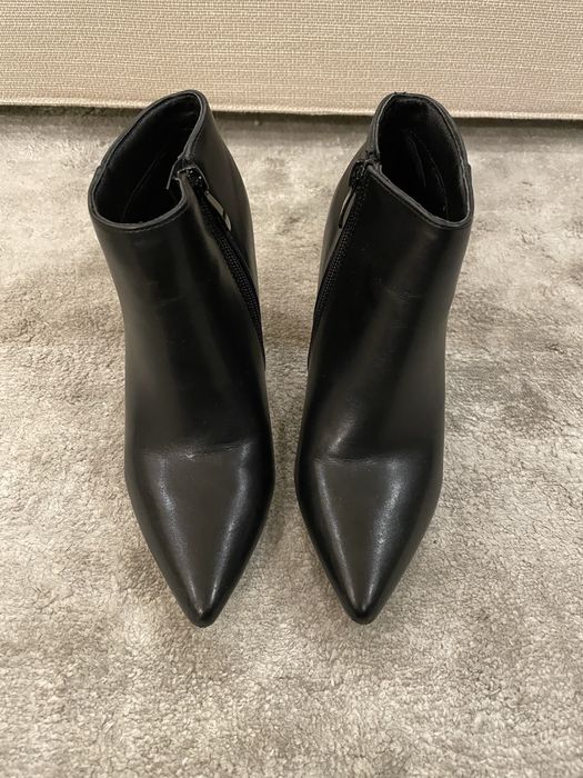 Botins em pele de cor preta