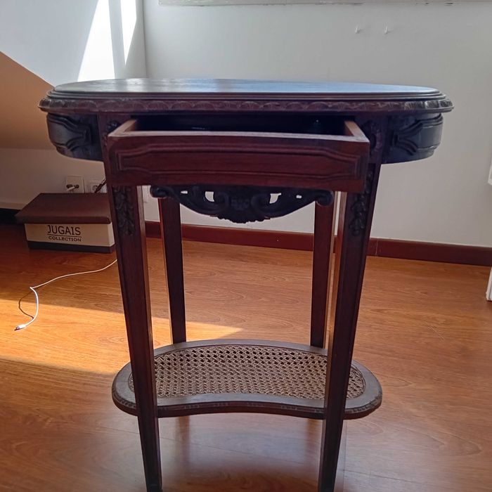 Mesa de apoio e candeeiro