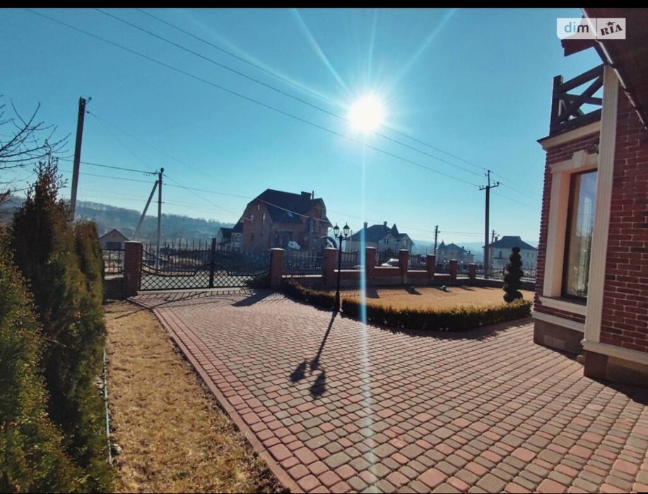 Продається будинок в англійському стилі