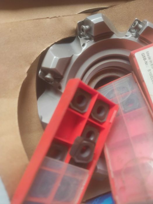 Fresa para facejamento com três caixas de pastilhas