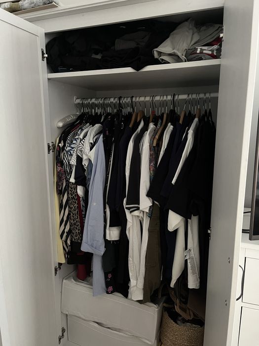 Biała szafa z lustrem Ikea