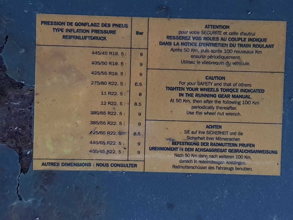 Reboque de 8,4 metros em bom estado.
