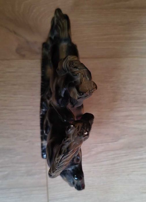 Estatueta Antiga de Cavalos em Tons Preto e Dourado