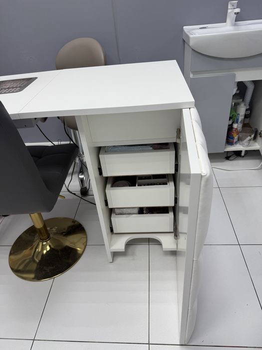 Манікюрний стіл з витяжкою Air Max