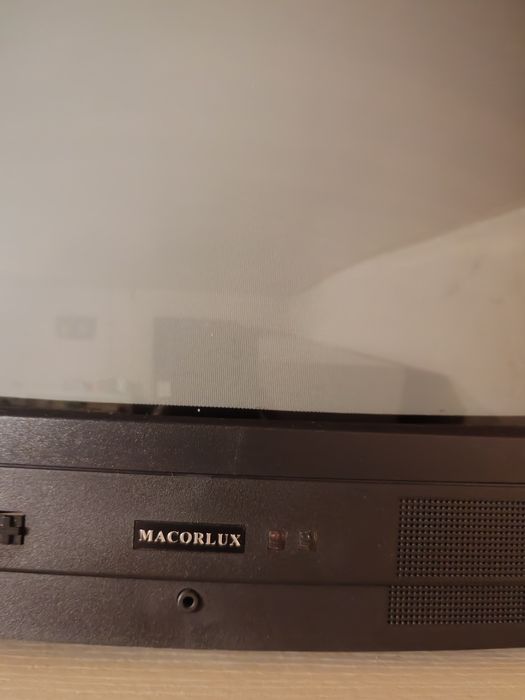 TV preta pequena