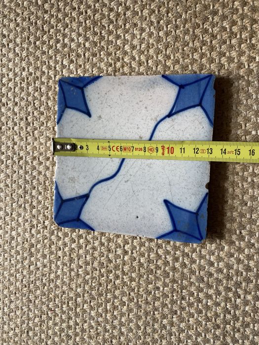 Azulejo antigo em tons de azul e branco