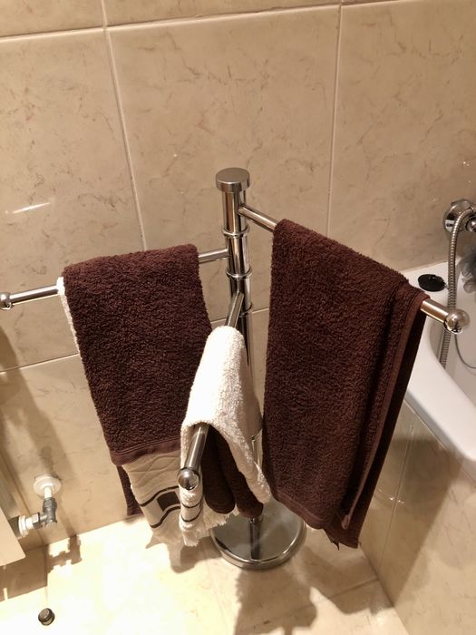 Toalheiro de pé com braços