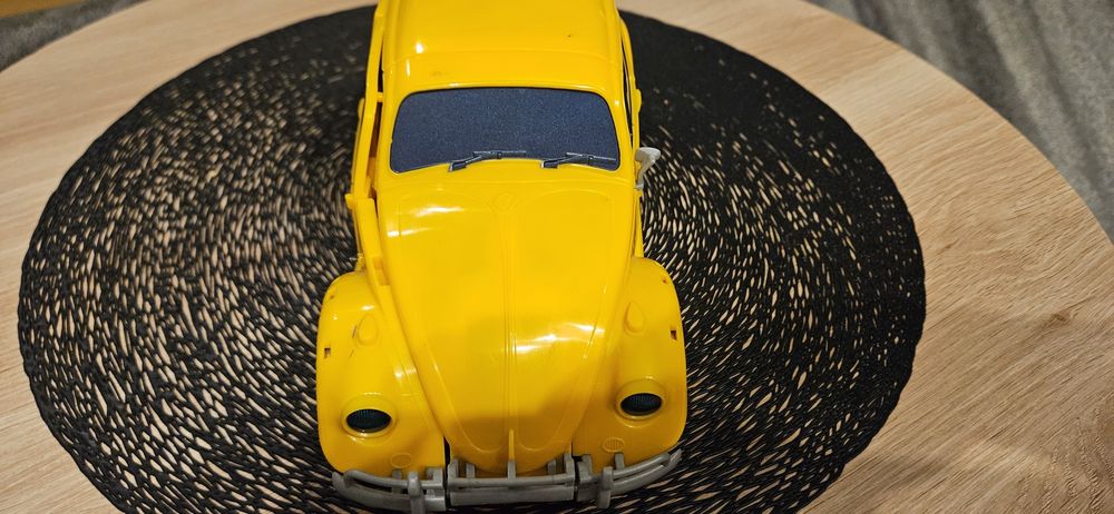figurka Bumblebee z popularnej serii Transformers z 2011 r. Kolekcja