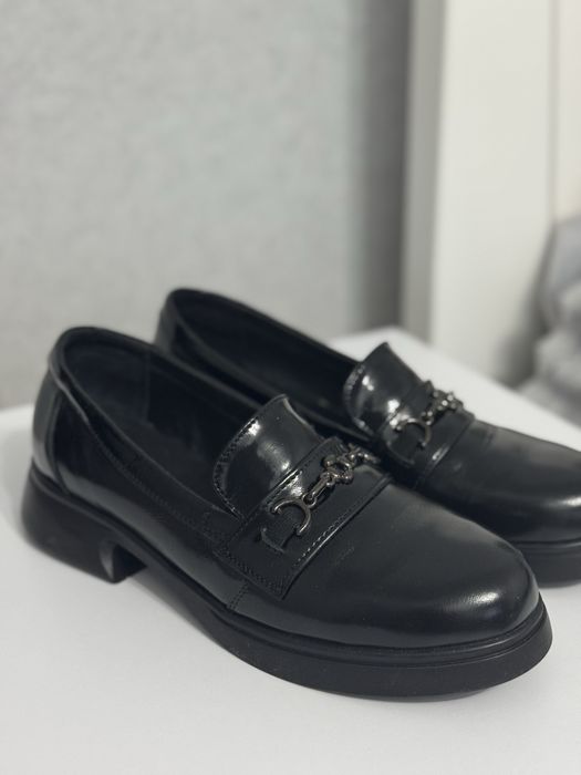 Шкіряні лакові лофери