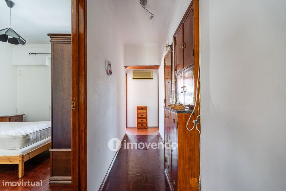 Apartamento T3, com arrecadação e boas áreas, na Estrada da Luz