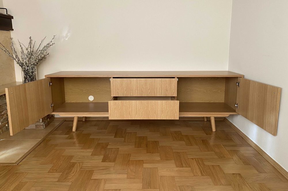 Szafka RTV sideboard 200cm z szufladami tip-on i pionowym usłojeniem
