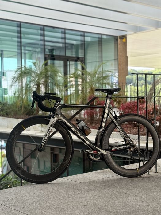 BH Aero / Rodas Aero Carbono 60 Mavic / Guiador Aero integrado