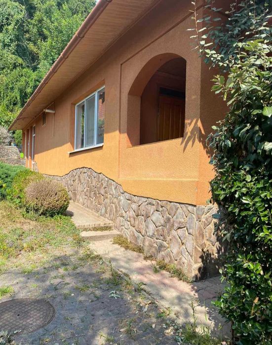 Здається будинок можливо на  дві родини.