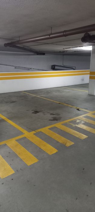 Arrenda-se dois lugares de garagem