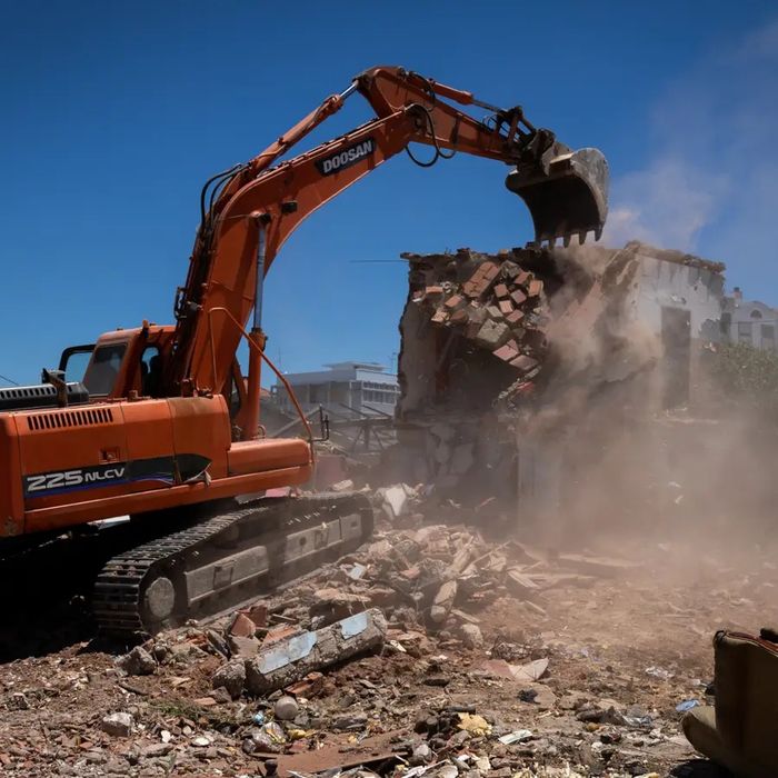 Demolição e Abertura de Valas com Giratória – Rápido e Seguro!