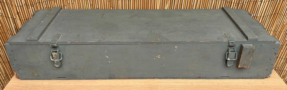 Caixa antiga, de muniçoes em madeira, medidas; 21X40X112 cm