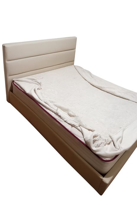 Cama de casal beje