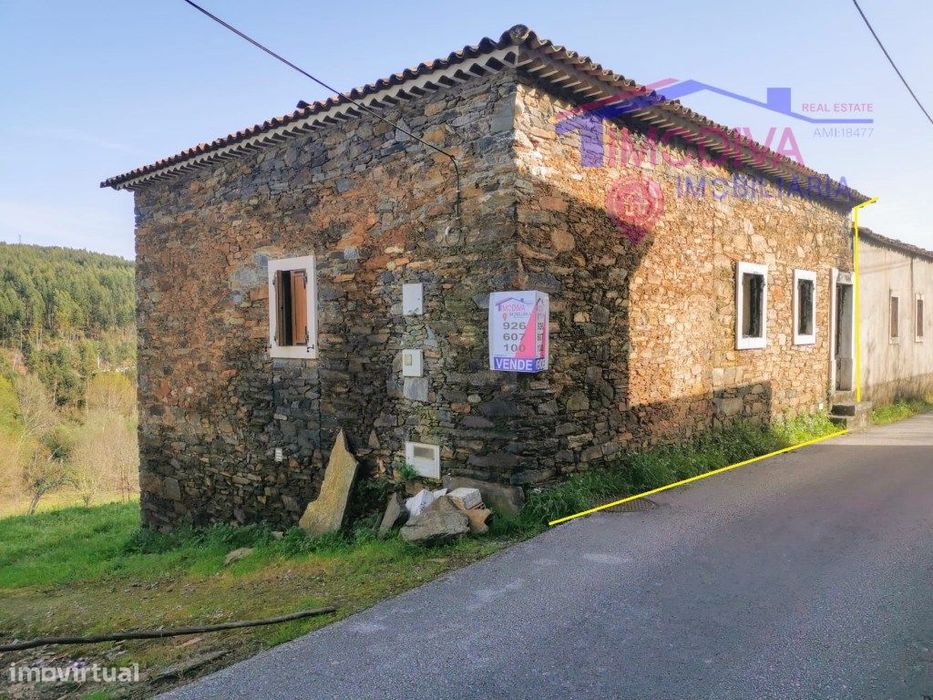 Moradia para reconstrução, com piscina e logradouro próximo de Cast... — Castanheira De Pêra E Coentral, Leiria