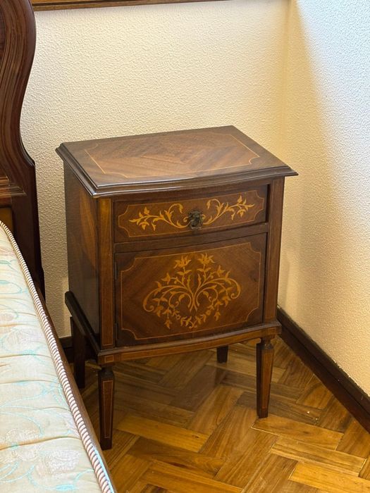 cama, guarda roupa e  2 mesinhas cabeceira ( sem colchao)