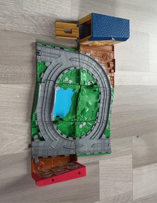 Domek, stacja pociąg tory tomek i przyjaciele kolejka walizka