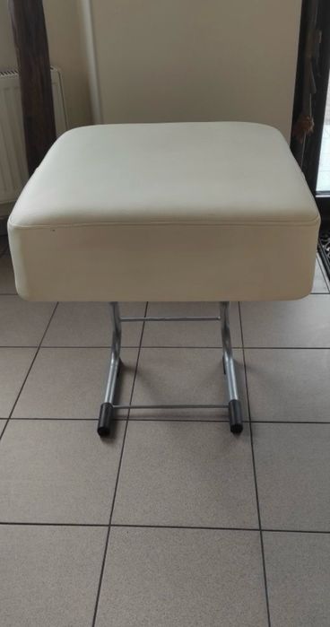 Duża pufa / podnóżek z beżowej ekoskóry