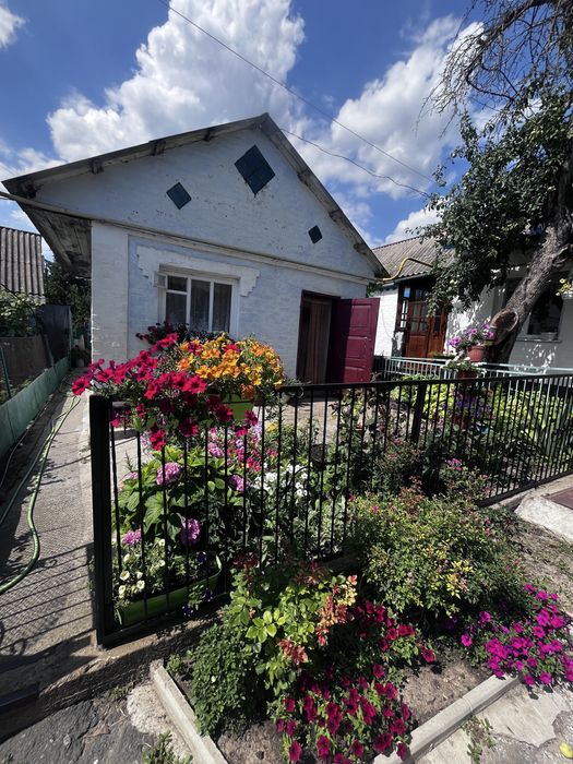 Продаж частини будинку з гаражем та літньою кухнею