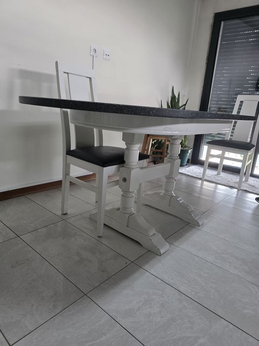 Mesa de cozinha em pedra