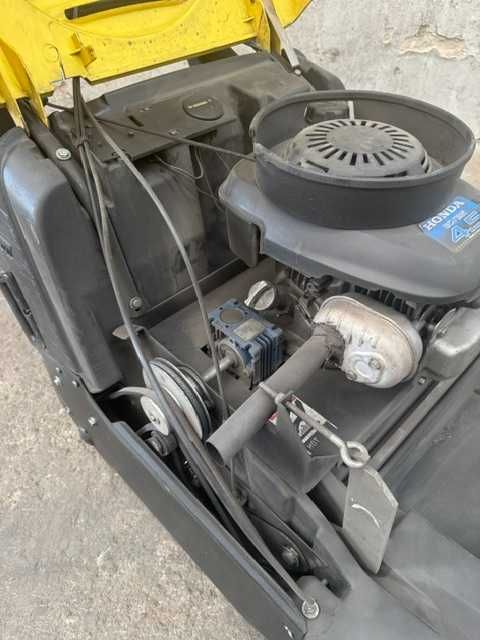 Varredora Kärcher KSM 750  Motor Honda a gasolina  Só 260 horas com escova suplente