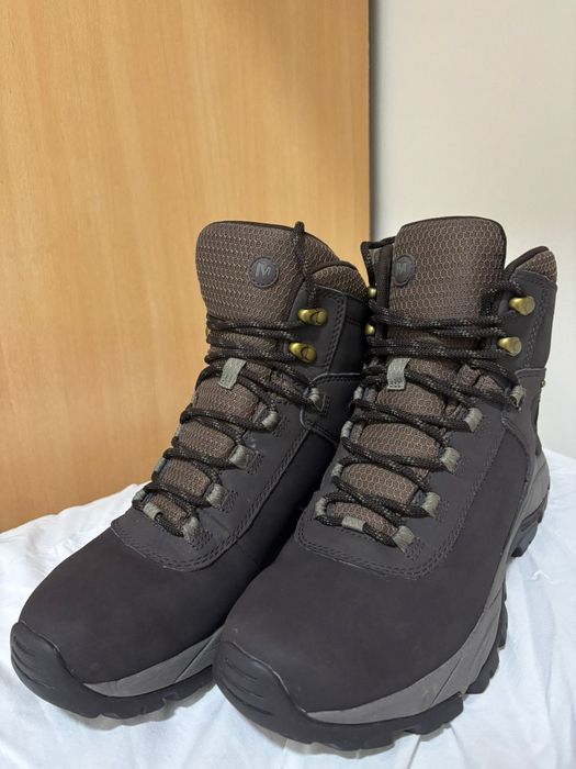 Bota merrell 43  como Nova
