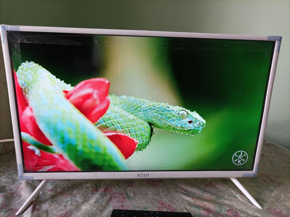 Біленький Smart телевізор Kivi 24 дюйми