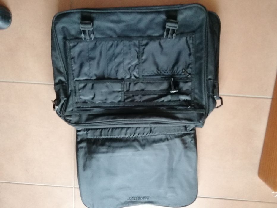 Saco/mala de viagem novo em nylon.