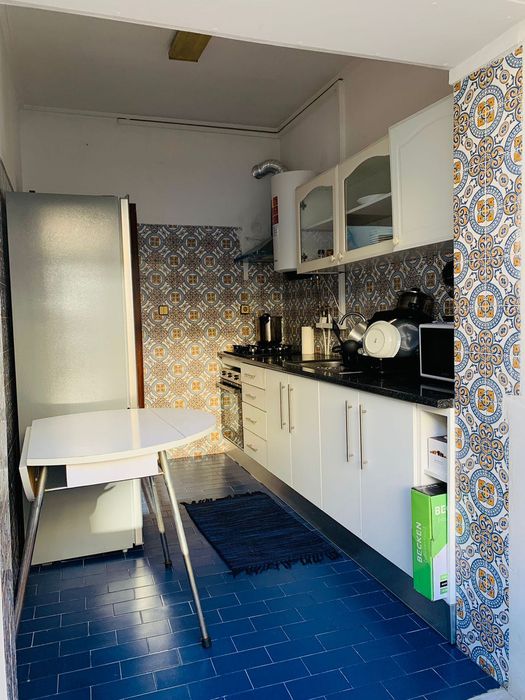 QUARTO DE CASAL NA AMORA, disponível entrada imediata.