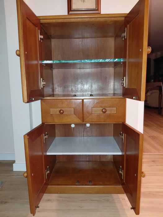 Móvel de madeira maciça