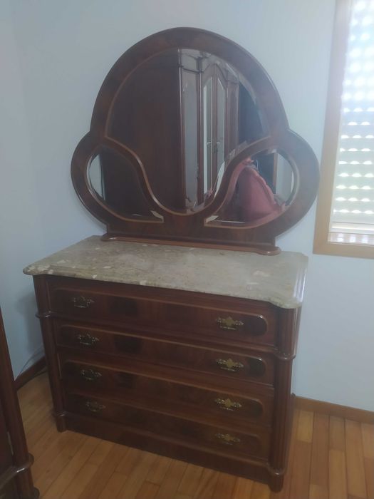 Quarto completo em madeira maciça.