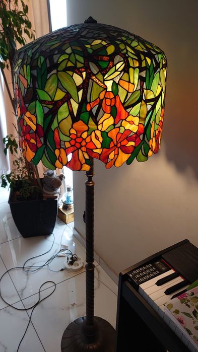 Niepowtarzalna mosiężna lampa podłogowa z kloszem witrażowym