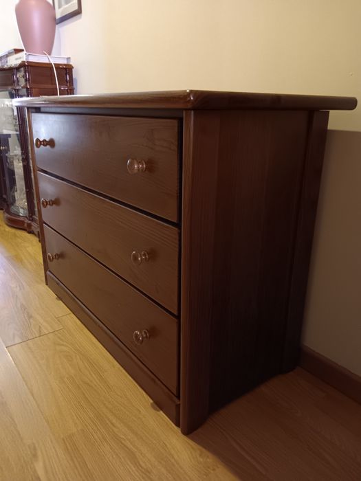 Vendo comoda madeira maciça. Zona do Porto.