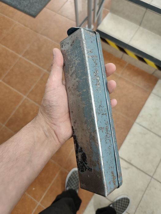 Stara stalowa skrzynka pancerna