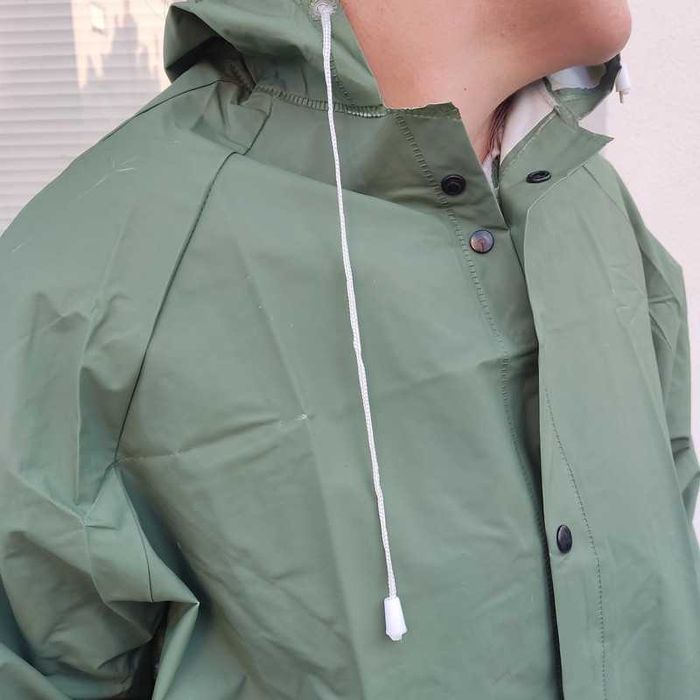 Gabardine impermeável verde tropa