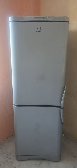 Полностью рабочий холодильник Indesit C132G.016