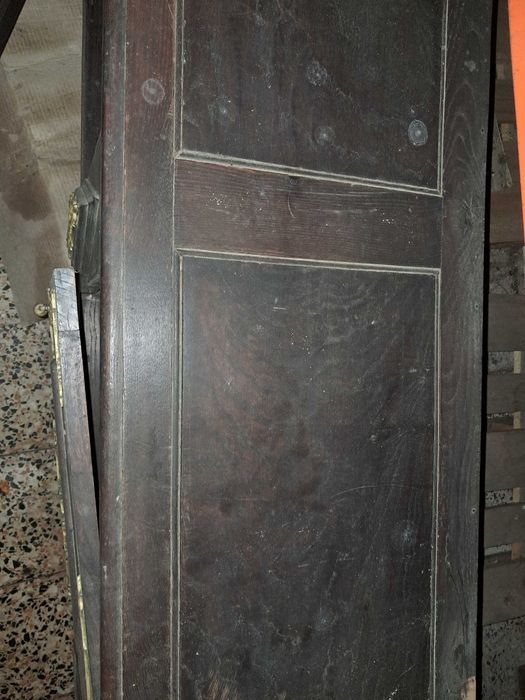 Movel madeira com aplicações de latão