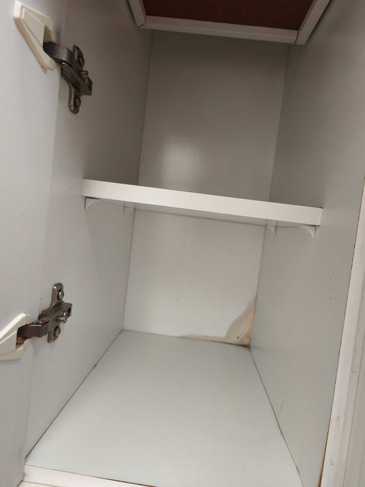 Móvel de casa de banho branco com duas portas