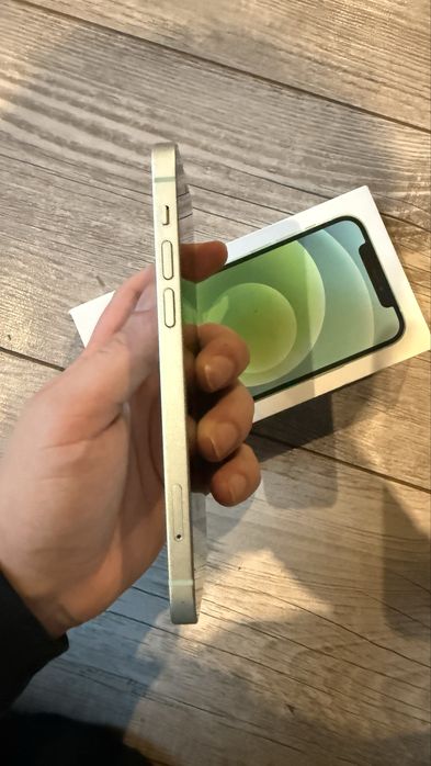 Продам iPhone 12 на 64 гб