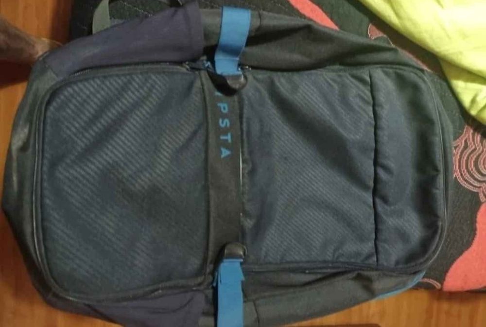 Vendo mochila azul KIPSTA de 35 litros só usei uma vez esta como nova