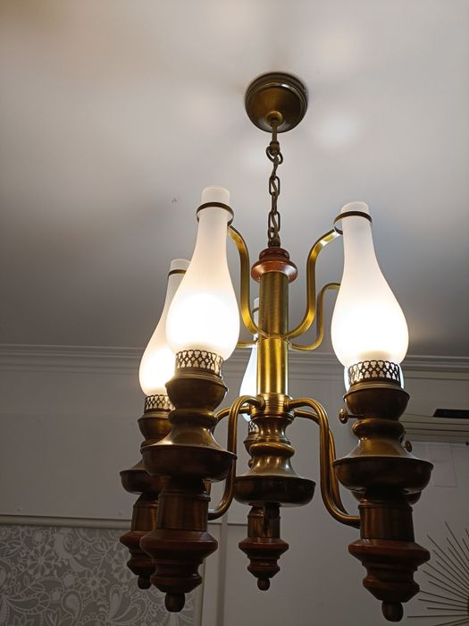 Candeeiro de teto em latão e madeira