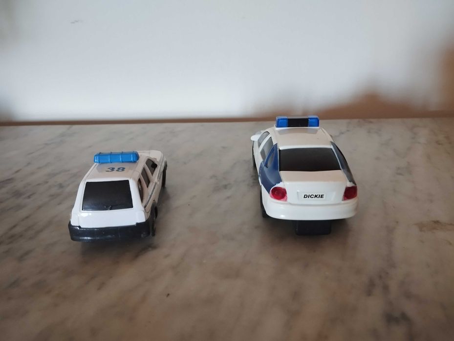 2 carros da polícia.