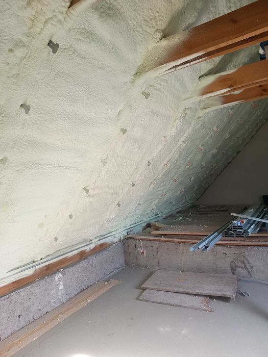 Ocieplanie pianą PUR izolacja natryskowa CELULOZA wełna skalna