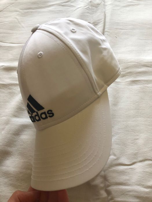 Chapéu branco (Adidas)