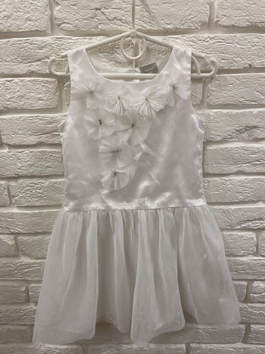 Белое нарядное платье на роль Снежинки . 4-6 лет
